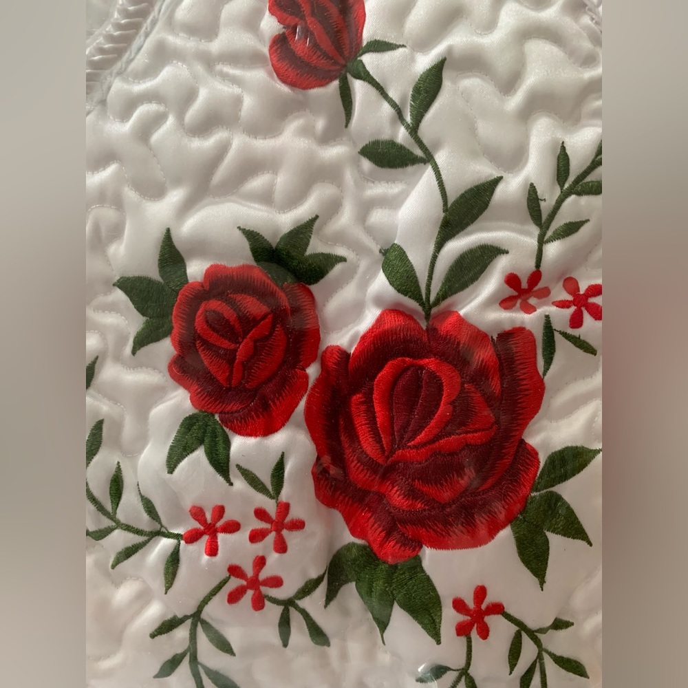 New Red Roses White Satin Embroidered Quilted Bedspread Full Double - Picture 7 of 16
